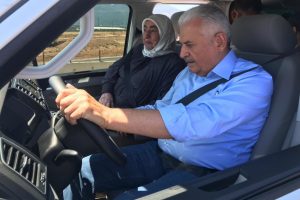Binali Yıldırım, İstanbul-İzmir Otoyolu'nda direksiyona geçti