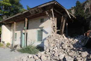 88 yıllık cami depreme yenik düştü