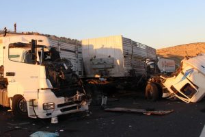 Küçükbaş yüklü TIR'a başka bir TIR çarptı, 3 kişi yaralandı, onlarca hayvan öldü