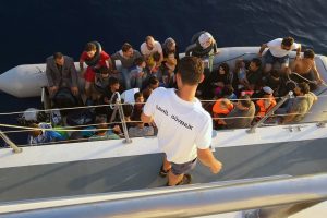 Denizde ve karada 128 göçmen yakalandı