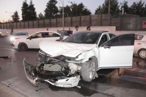 Kırmızı ışık ihlali kazaya neden oldu: 3 yaralı