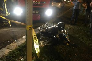 Motosikletten düştü, otobüsün altında can verdi