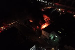 Tuzla'da boya fabrikası alev alev yandı