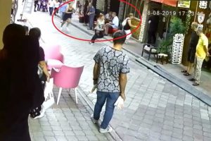 Kadınların cadde üzerindeki ''eş'' kavgası kamerada