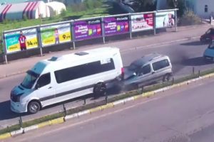 Makas atan sürücü önündeki minibüse çarptı
