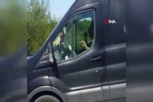 Seyir halinde olan aracın sürücüsü direksiyonu bırakıp yemek yedi