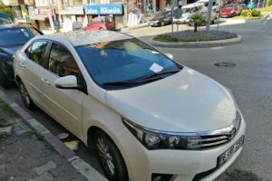 Arabanın altındaki yavru kedi için duygulandıran hareket