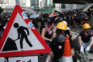 Hong Kong'daki protestolar oturma eylemiyle devam ediyor