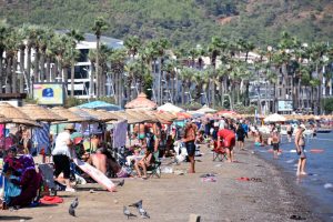 Marmaris'te tatilciler plajları doldurdu
