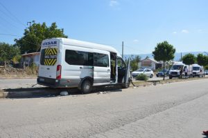 Yolcu minibüsü refüje çıktı: 6 yaralı