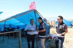 Polisin verdiği sahte parayı kontrol etmeden aldı