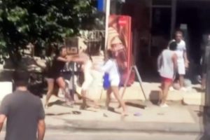 Kadınlar sokak ortasında birbirine girdi, ortalık savaş alanına döndü