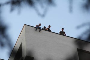 Bursa'da bayram öncesi paralarını alamadıkları iddiasıyla çatıya çıktılar