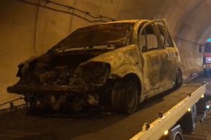 Bursa Orhangazi Tüneli'nde araç yandı, trafik durdu