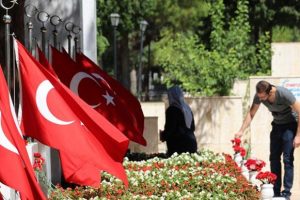 Şehitliklere bayram ziyareti