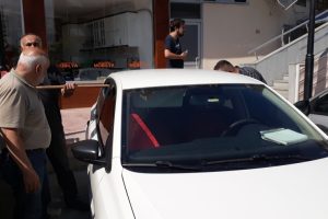 Otomobilde bırakılan köpek havasızlıktan öldü