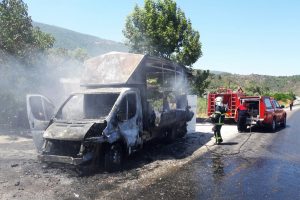 Araç ve çeyiz eşyaları cayır cayır yandı