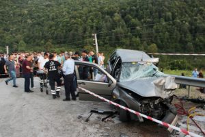 İki otomobil kafa kafaya çarpıştı: 1 ölü, 5 yaralı