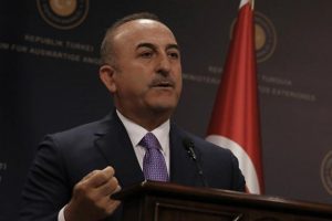 Bakan Çavuşoğlu, Nijerya'da serbest bırakılan Türk gemiciler ile konuştu