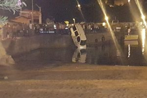 Park halindeki hafif ticari araç denize düştü