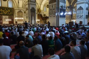 Bursa'da vatandaşlar tarihi camilere akın etti