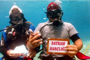 Fethiye'de deniz dibinde bayramlaştılar