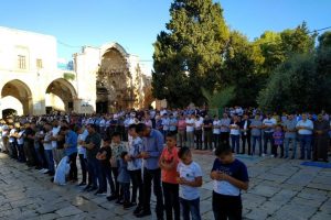 Mescidi Aksa'da binlerce Müslüman bayram namazı kıldı