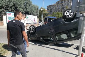 Kurban kesmeye giderken, aracıyla takla attı