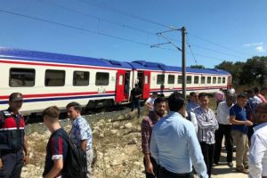 Hayvanların kurtarmak isterken trenin altında kaldı