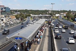 Şirinevlerde bir genç metrobüsün altında kaldı
