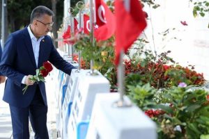Fuat Oktay, Edirnekapı Şehitliği'ni ziyaret etti