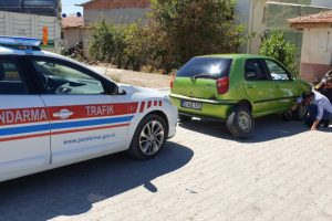 Jandarma trafik ekipleri yolda kalan araçlara yardım etti