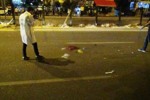 Üst geçitten atlayan gencin üzerinden araç geçti