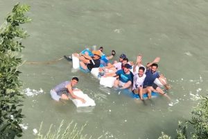 Zap suyunda köy usulü rafting
