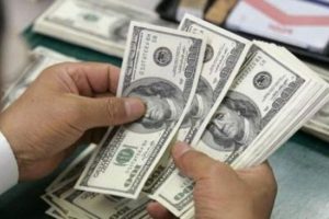 Dolar, bayramda sığ piyasada 5.5'i aştı