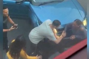 İki aracın arasına sıkıştı