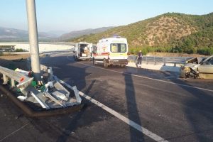 Otomobil bariyerlere çarptı: 6 yaralı