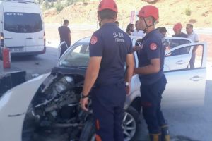 Otomobil, petrol istasyonuna girerek pompaya çarptı: 4 yaralı