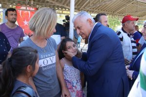 Binali Yıldırım bayramını selzedelerle geçirdi