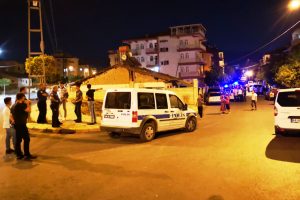 Husumetli komşular arasında satırlı-bıçaklı kavga: 5 yaralı