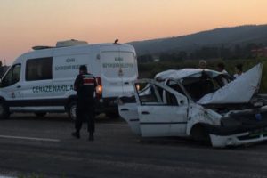 Refüje çarpan otomobildeki arkadaşlardan 2'si öldü, 2'si yaralandı