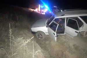 Kontrolden çıkan otomobil şarampole devrildi