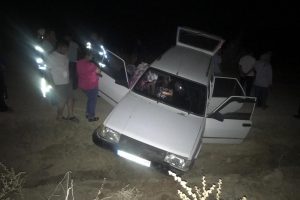 Şarampole devrilen otomobildeki biri hamile 2 kişi yaralandı