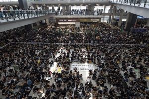Hong Kong'dan uçuşlar tekrar başladı