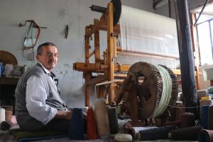El tezgahında 65 yıldır dokumacılık yapıyor