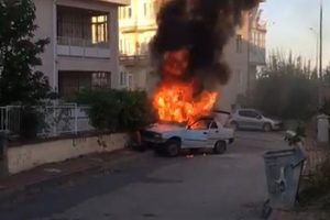 Duvara çarpan otomobil alev topuna döndü