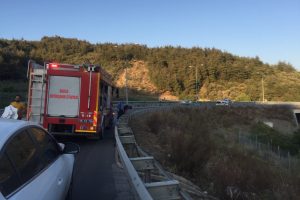 Bursa'da art arda silah sesi geldi, seken kuruşunu fark eden itfaiye erleri siper alıp saklandı
