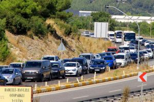 Akyaka'da nüfus patladı, araba koyacak yer kalmadı
