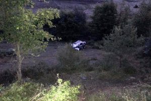 30 metreden uçuruma yuvarlandı! İki genç kız can verdi