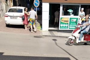 Tartıştığı erkek arkadaşına kafa attı